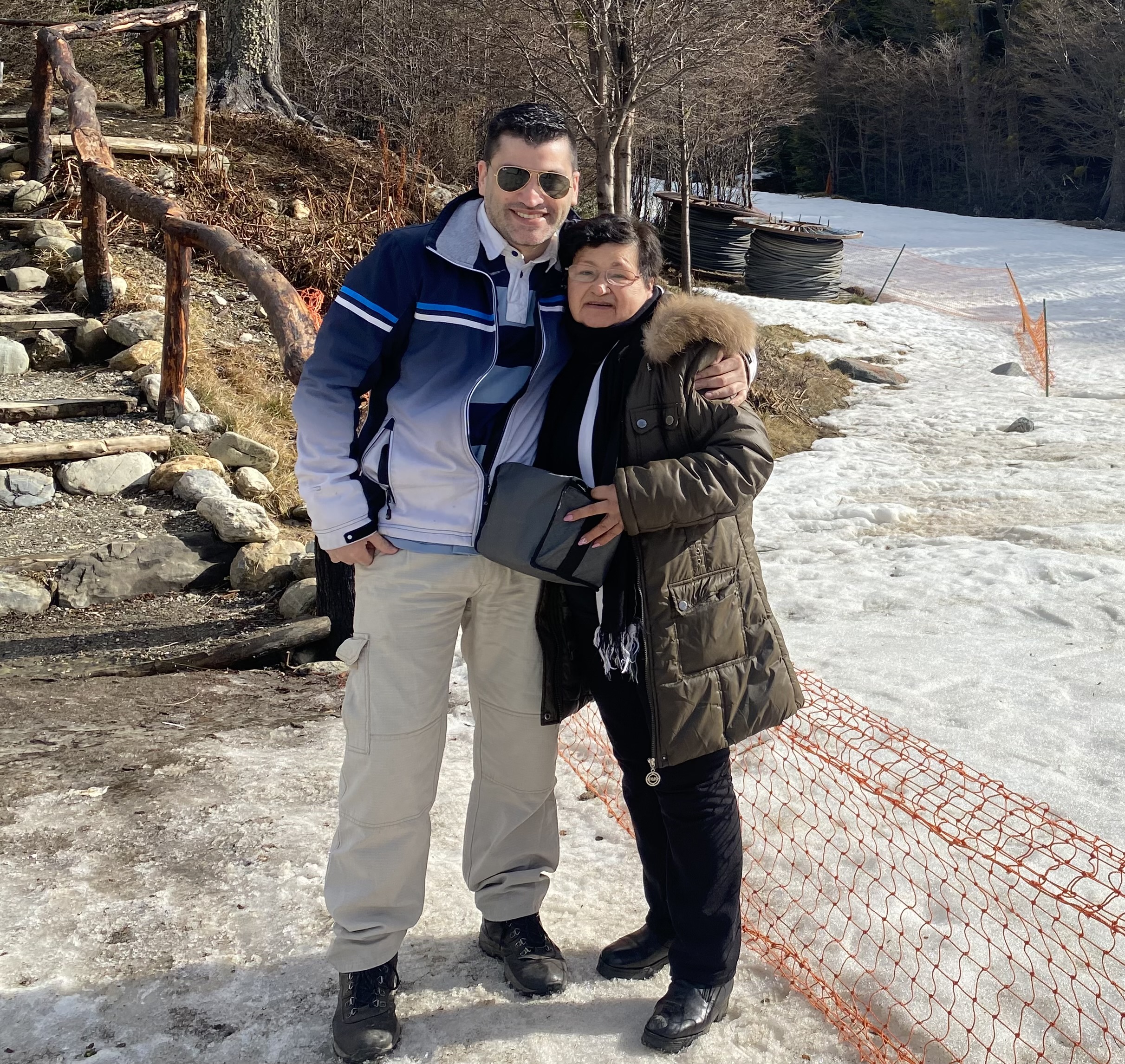 Un abrazo con mamá en la nieve